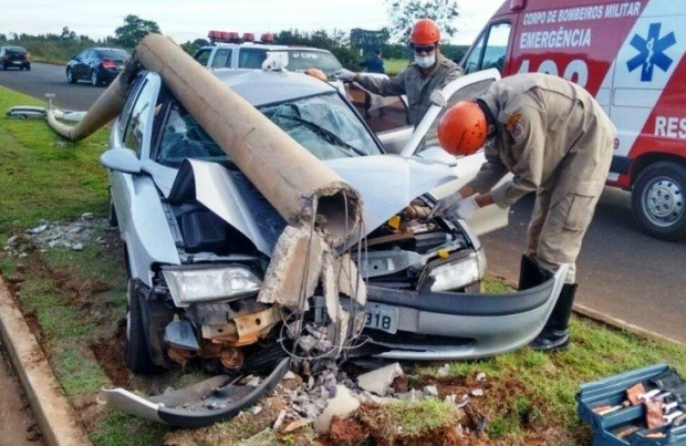 Motorista dorme ao volante bate em poste e carro fica destruído