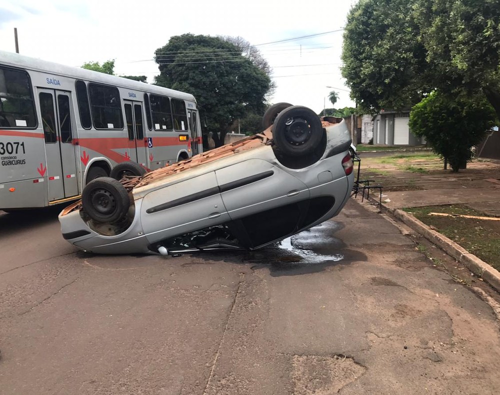 Carro Capota Ap S Ser Atingido Por Outro Ve Culo Que Furou Sinal